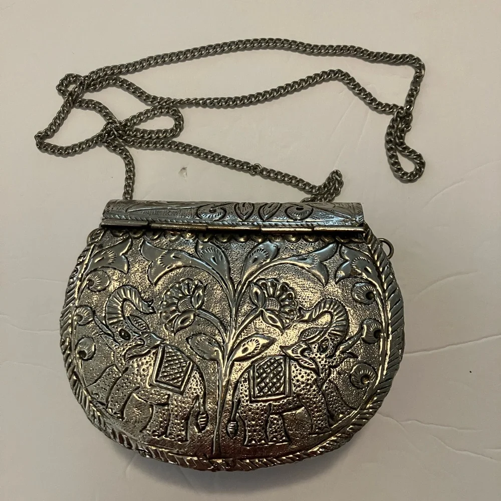 Silver Coloured Antique Vintage Metal Clutch Evening Bag 6”x5” Chain Strap - Picture 2 of 4